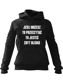 Bluza Damska z kapturem Jesteś zbyt blisko Czarna - Modna Odzież z Nadrukami ?