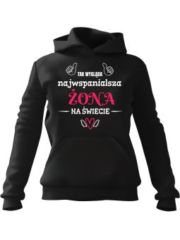 Bluza Damska z kapturem Tak Wygląda Najwspanialsza Żona Na Świecie Czarna - Modna Odzież z Nadrukami ?